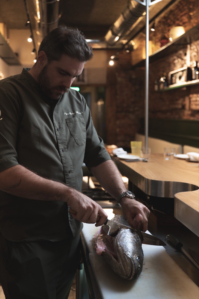 Pablo, chef de Quincé, preparando el pescado del día