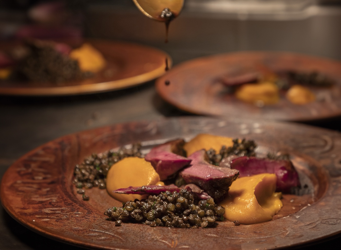 Pichón madurado con lenteja caviar