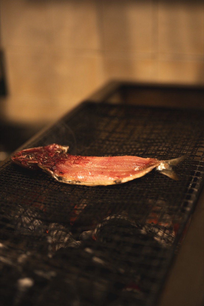 Pescado en la brasa de carbón